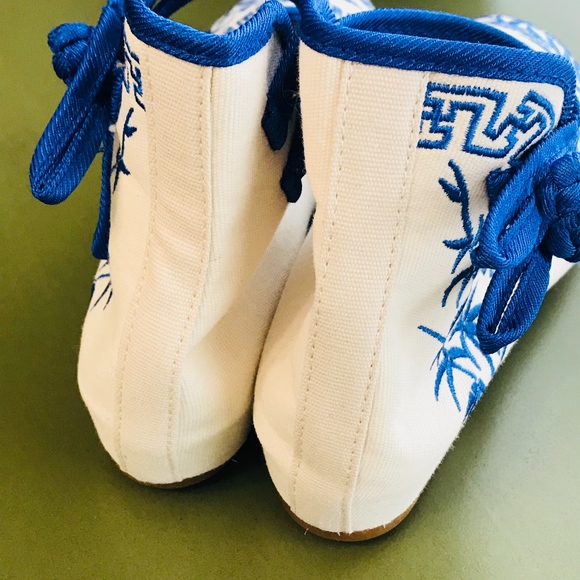 Blue & Beige Embroidered Flats- Size 7.5 - Picture 5 of 7